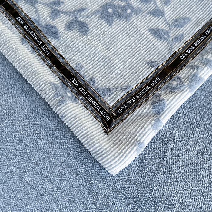 91家纺网 家纺一手货源 找家纺 爱洛 2025新款牛奶绒四件套牛奶绒雕花四件套纯色牛奶绒四件套 枫叶-蓝