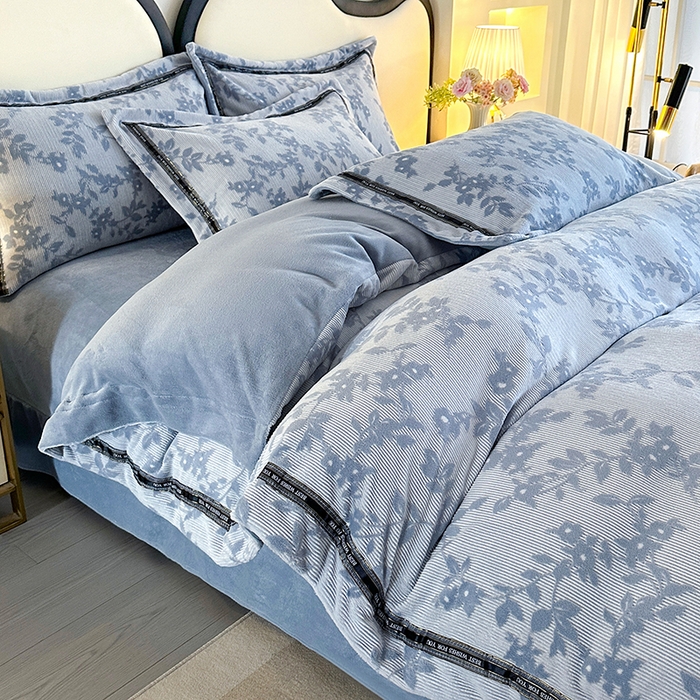 91家纺网 家纺一手货源 找家纺 爱洛 2025新款牛奶绒四件套牛奶绒雕花四件套纯色牛奶绒四件套 枫叶-蓝