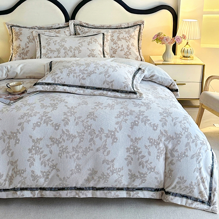 91家纺网 家纺一手货源 找家纺 爱洛 2025新款牛奶绒四件套牛奶绒雕花四件套纯色牛奶绒四件套 枫叶-咖