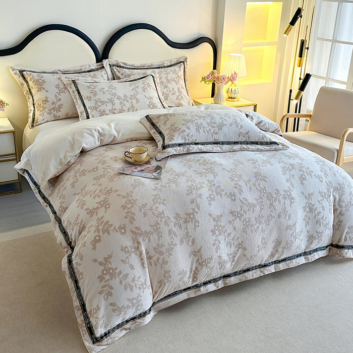 91家纺网 家纺一手货源 找家纺 爱洛 2025新款牛奶绒四件套牛奶绒雕花四件套纯色牛奶绒四件套 枫叶-咖