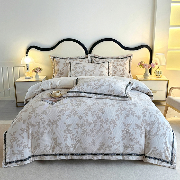 91家纺网 家纺一手货源 找家纺 爱洛 2025新款牛奶绒四件套牛奶绒雕花四件套纯色牛奶绒四件套 枫叶-咖