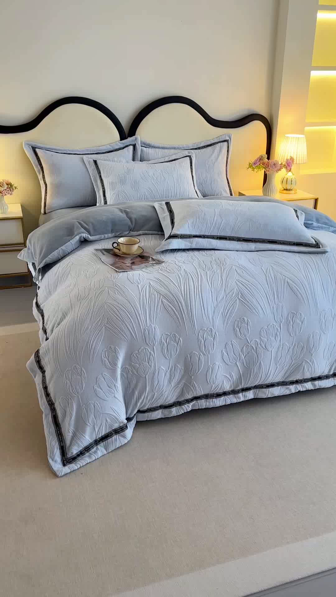 91家纺网 家纺一手货源 找家纺 爱洛 2025新款牛奶绒四件套牛奶绒雕花四件套纯色牛奶绒四件套 荷叶-浅蓝