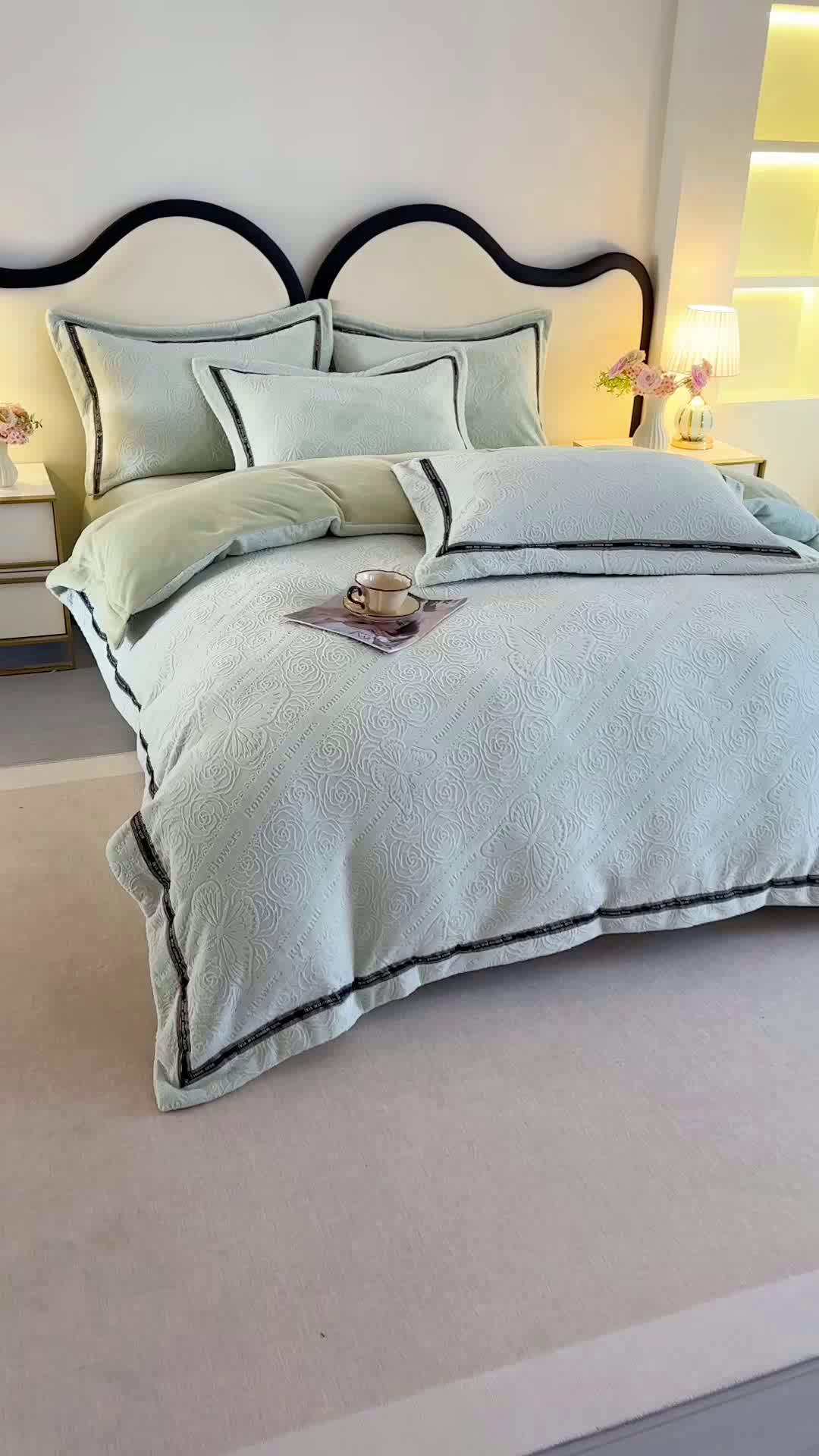 91家纺网 家纺一手货源 找家纺 爱洛 2025新款牛奶绒四件套牛奶绒雕花四件套纯色牛奶绒四件套 蝴蝶-浅绿