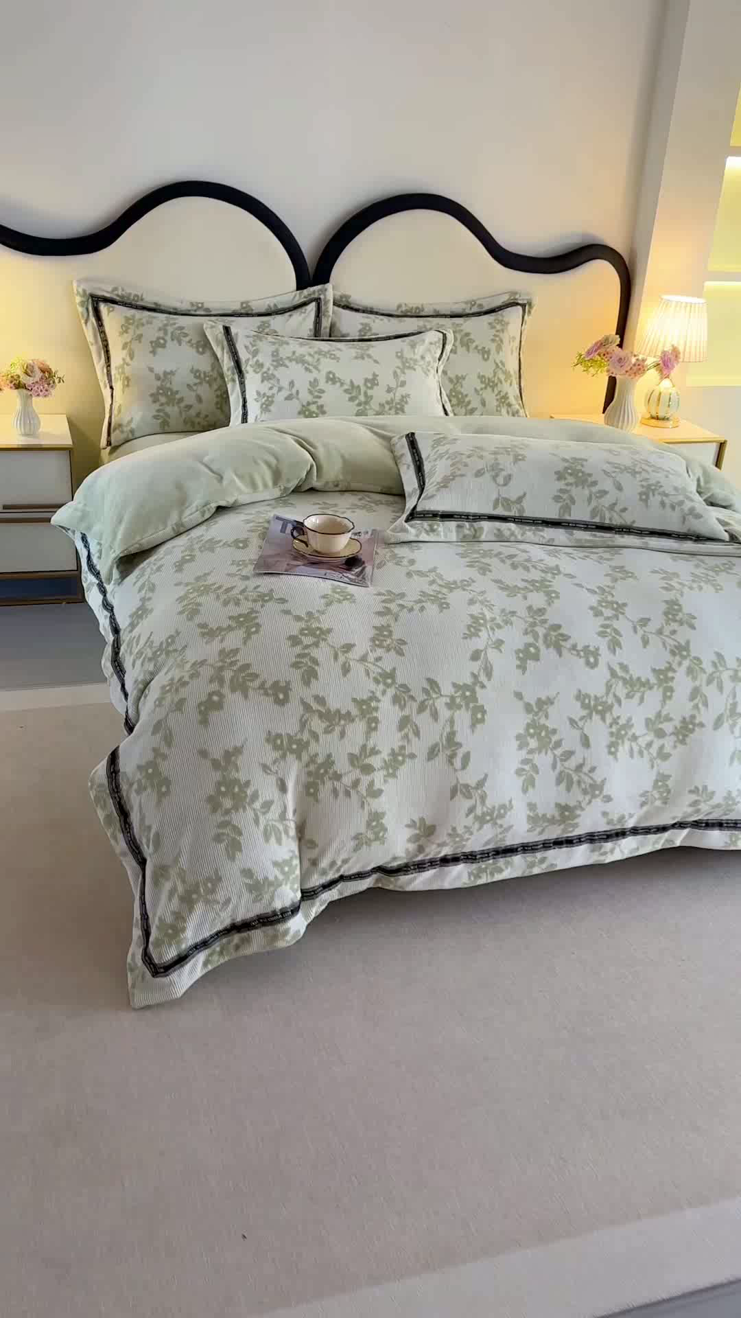 91家纺网 家纺一手货源 找家纺 爱洛 2025新款牛奶绒四件套牛奶绒雕花四件套纯色牛奶绒四件套 枫叶-绿