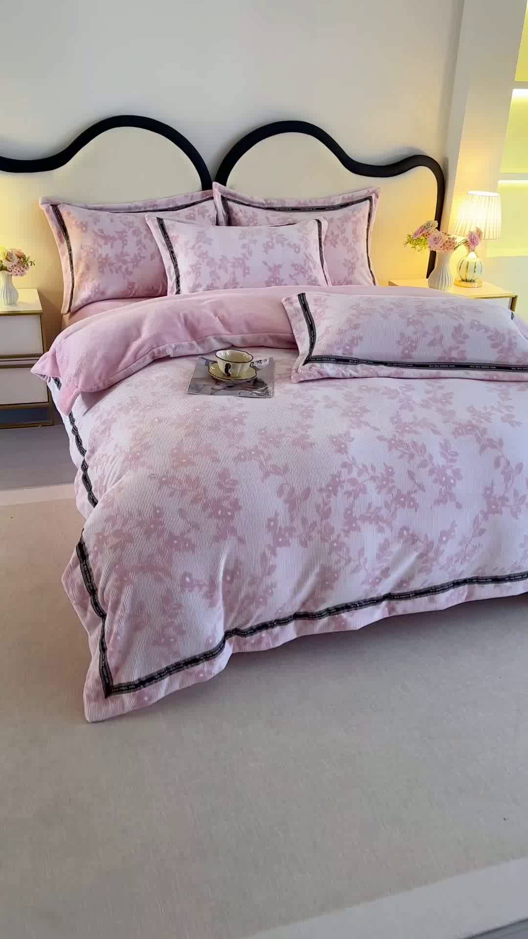 91家纺网 家纺一手货源 找家纺 爱洛 2025新款牛奶绒四件套牛奶绒雕花四件套纯色牛奶绒四件套 枫叶-粉