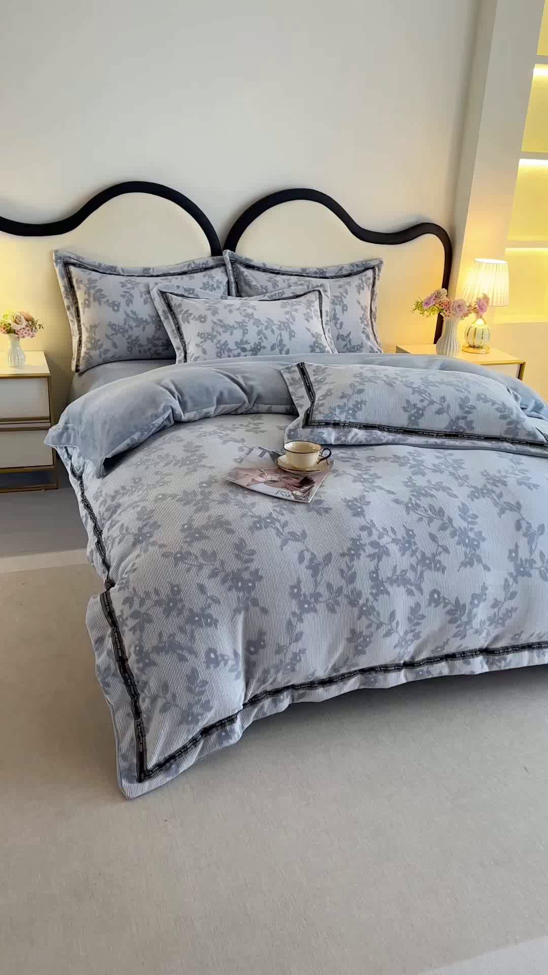 91家纺网 家纺一手货源 找家纺 爱洛 2025新款牛奶绒四件套牛奶绒雕花四件套纯色牛奶绒四件套 枫叶-蓝