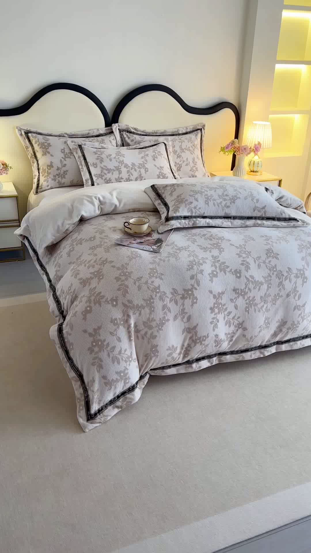 91家纺网 家纺一手货源 找家纺 爱洛 2025新款牛奶绒四件套牛奶绒雕花四件套纯色牛奶绒四件套 枫叶-咖