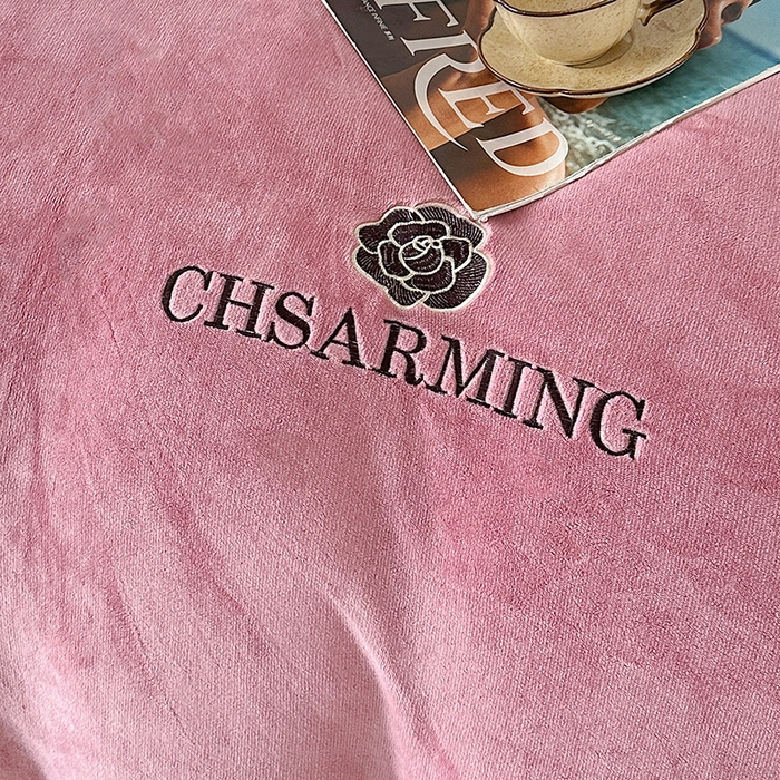 91家纺网 家纺一手货源 找家纺 爱洛 2025新款牛奶绒四件套牛奶绒刺绣四件套纯色牛奶绒四件套 山茶花-豆沙色