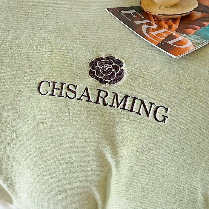 91家纺网 家纺一手货源 找家纺 爱洛 2025新款牛奶绒四件套牛奶绒刺绣四件套纯色牛奶绒四件套 山茶花-果绿