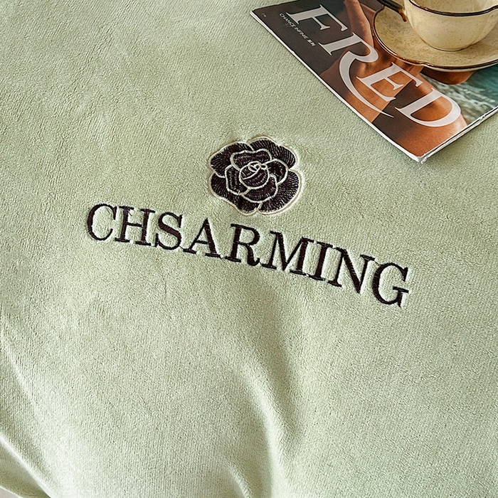 91家纺网 家纺一手货源 找家纺 爱洛 2025新款牛奶绒四件套牛奶绒刺绣四件套纯色牛奶绒四件套 山茶花-果绿