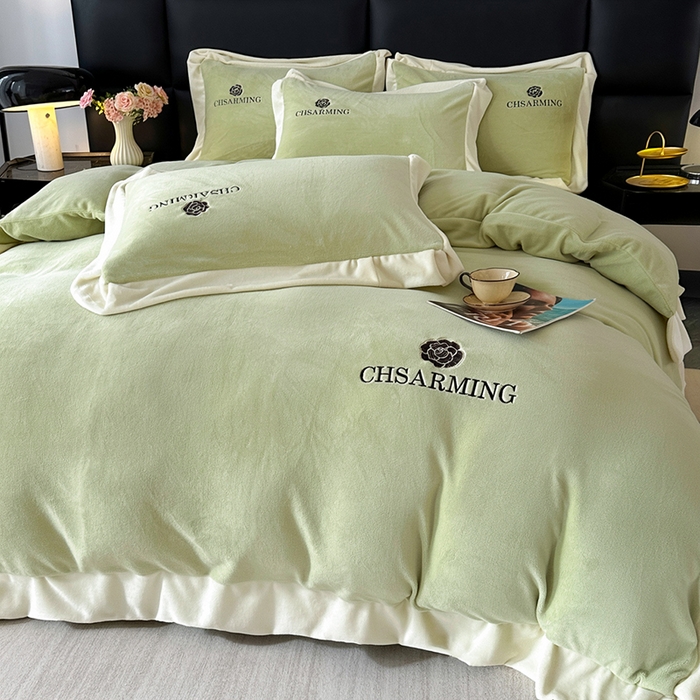 91家纺网 家纺一手货源 找家纺 爱洛 2025新款牛奶绒四件套牛奶绒刺绣四件套纯色牛奶绒四件套 山茶花-果绿