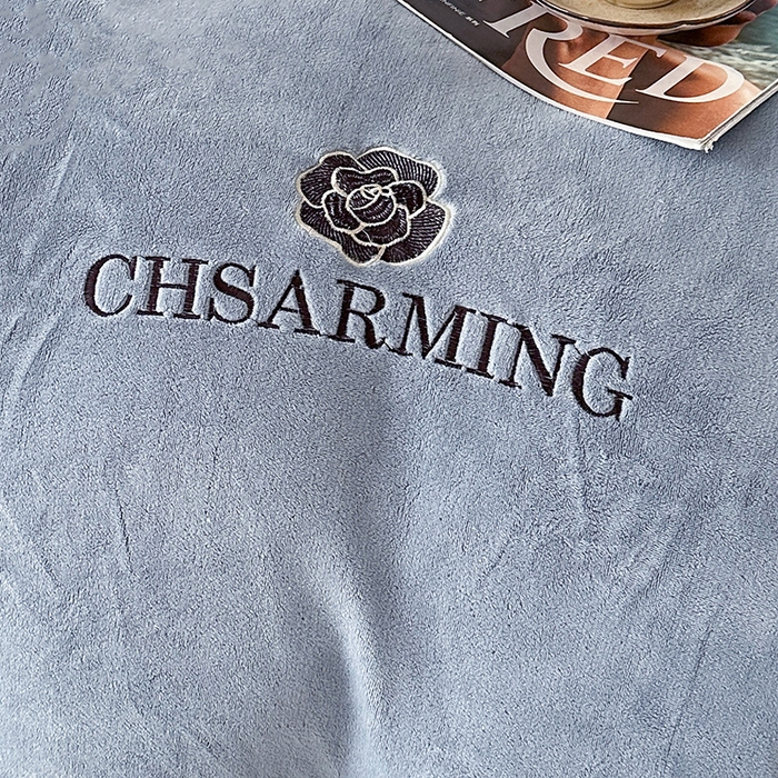 91家纺网 家纺一手货源 找家纺 爱洛 2025新款牛奶绒四件套牛奶绒刺绣四件套纯色牛奶绒四件套 山茶花-蓝灰色