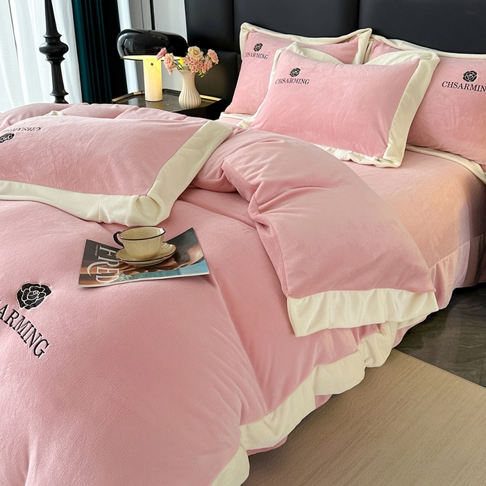 91家纺网 家纺一手货源 找家纺 爱洛 2025新款牛奶绒四件套牛奶绒刺绣四件套纯色牛奶绒四件套 山茶花-樱花粉