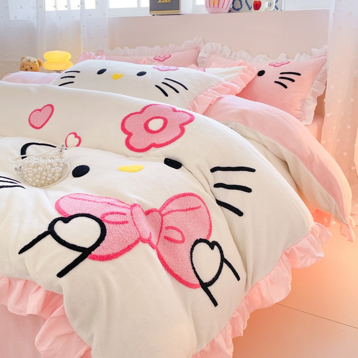 91家纺网 家纺一手货源 找家纺 （总）泉欣家纺 2025新款牛奶绒公主风毛巾绣花床单款床笠款四件套三件套奶糖猫咪（专版）