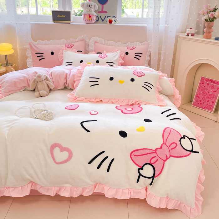 91家纺网 家纺一手货源 找家纺 （总）泉欣家纺 2025新款牛奶绒公主风毛巾绣花床单款床笠款四件套三件套奶糖猫咪（专版）