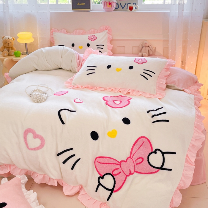 91家纺网 家纺一手货源 找家纺 （总）泉欣家纺 2025新款牛奶绒公主风毛巾绣花床单款床笠款四件套三件套奶糖猫咪（专版）