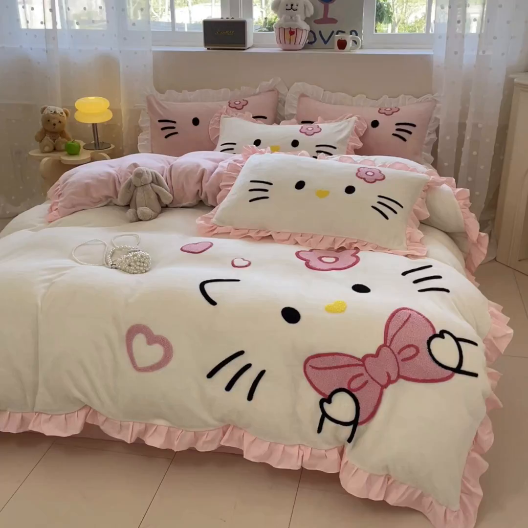 91家纺网 家纺一手货源 找家纺 （总）泉欣家纺 2025新款牛奶绒公主风毛巾绣花床单款床笠款四件套三件套奶糖猫咪（专版）