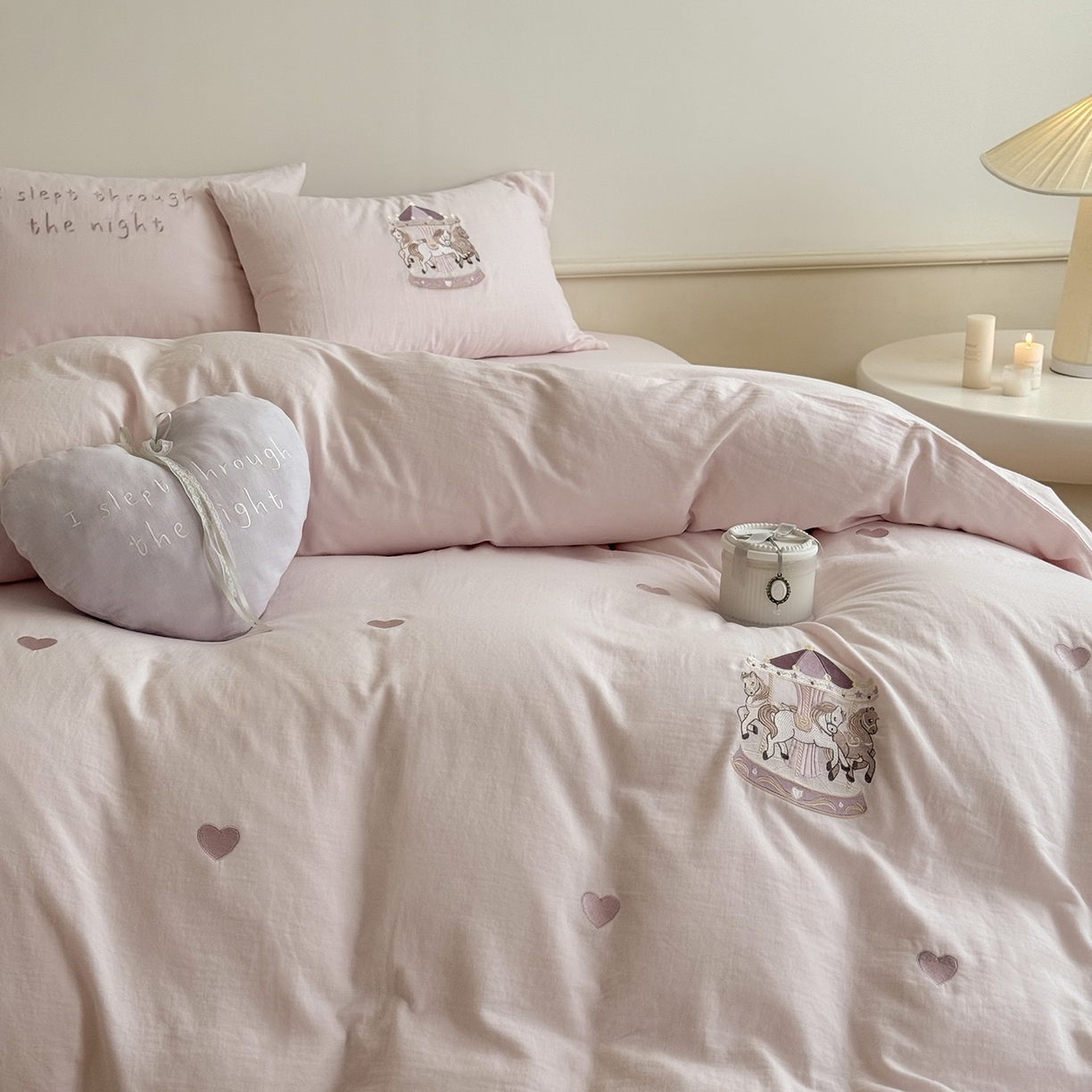 91家纺网 家纺一手货源 找家纺 （总）鹿班家居 2025新款秋冬款全棉皱皱纱精密刺绣系列四件套-旋转木马（标准会员-20元）