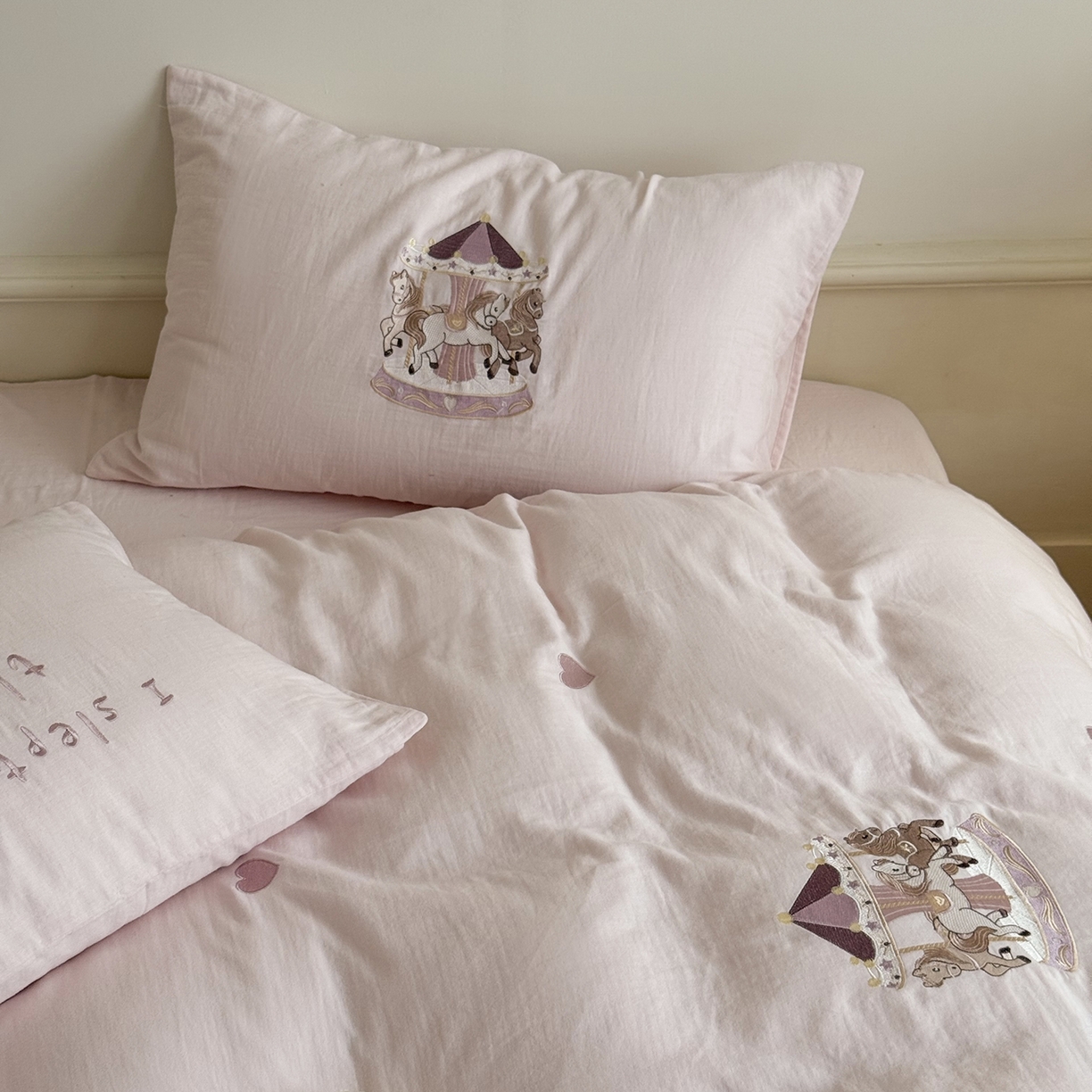 91家纺网 家纺一手货源 找家纺 鹿班家居 2025新款秋冬款全棉皱皱纱精密刺绣系列四件套-旋转木马（标准会员-20元） 粉色