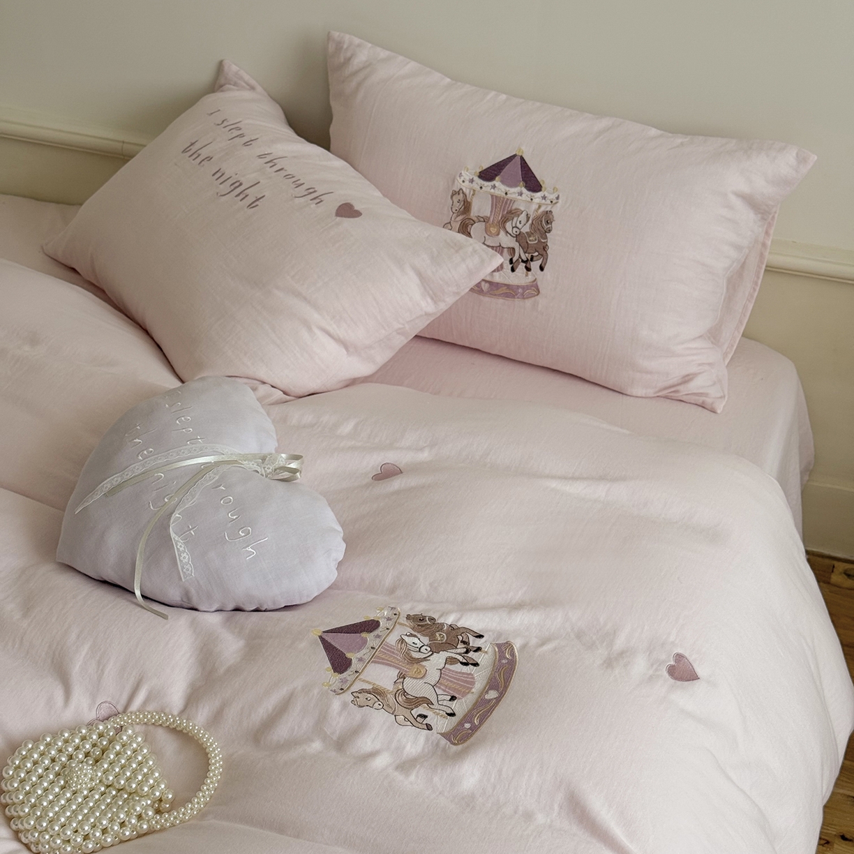 91家纺网 家纺一手货源 找家纺 （总）鹿班家居 2025新款秋冬款全棉皱皱纱精密刺绣系列四件套-旋转木马（标准会员-20元）