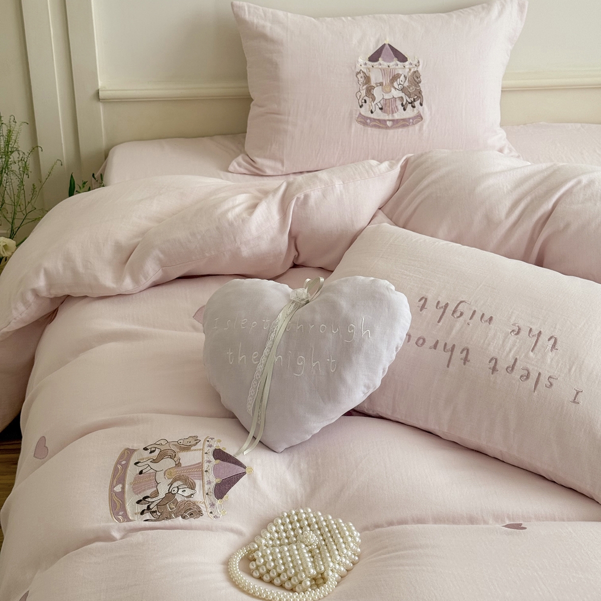 91家纺网 家纺一手货源 找家纺 鹿班家居 2025新款秋冬款全棉皱皱纱精密刺绣系列四件套-旋转木马（标准会员-20元） 粉色