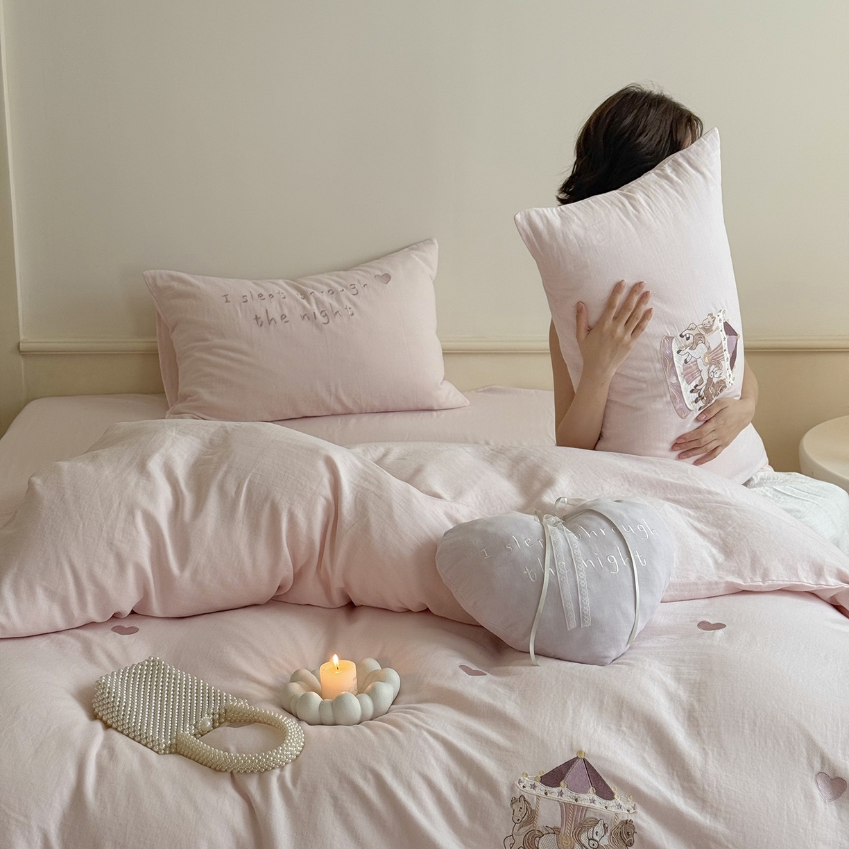 91家纺网 家纺一手货源 找家纺 （总）鹿班家居 2025新款秋冬款全棉皱皱纱精密刺绣系列四件套-旋转木马（标准会员-20元）