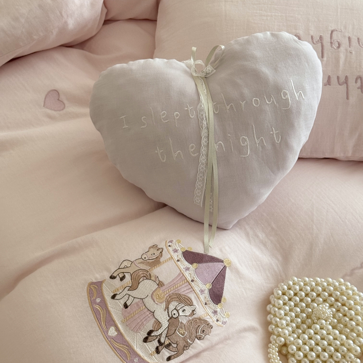 91家纺网 家纺一手货源 找家纺 （总）鹿班家居 2025新款秋冬款全棉皱皱纱精密刺绣系列四件套-旋转木马（标准会员-20元）