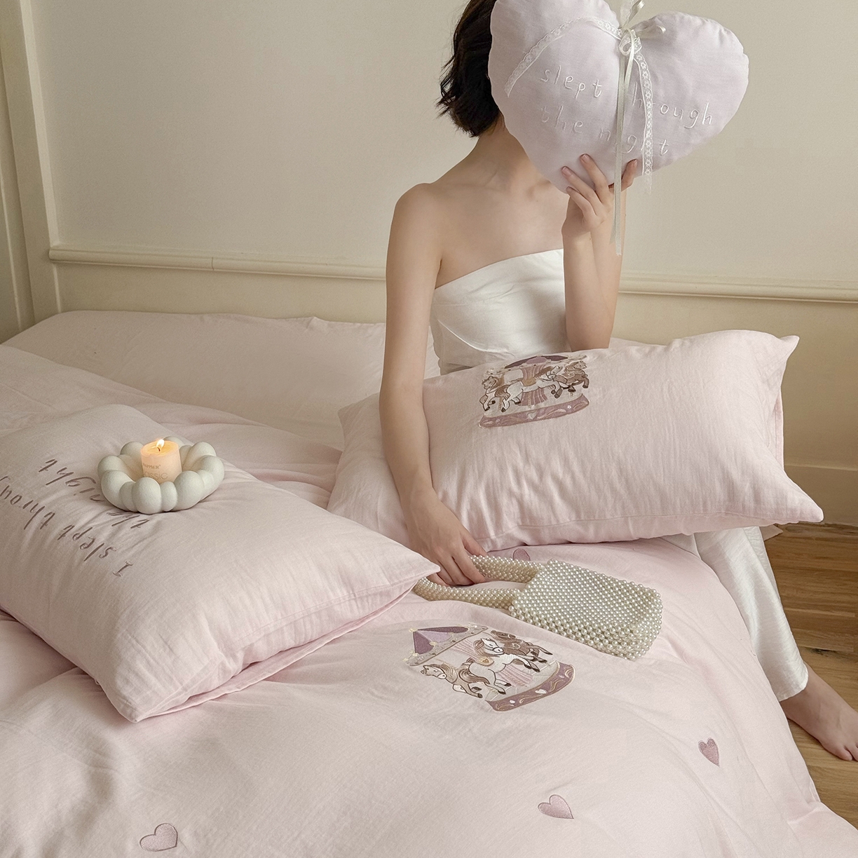 91家纺网 家纺一手货源 找家纺 鹿班家居 2025新款秋冬款全棉皱皱纱精密刺绣系列四件套-旋转木马（标准会员-20元） 粉色