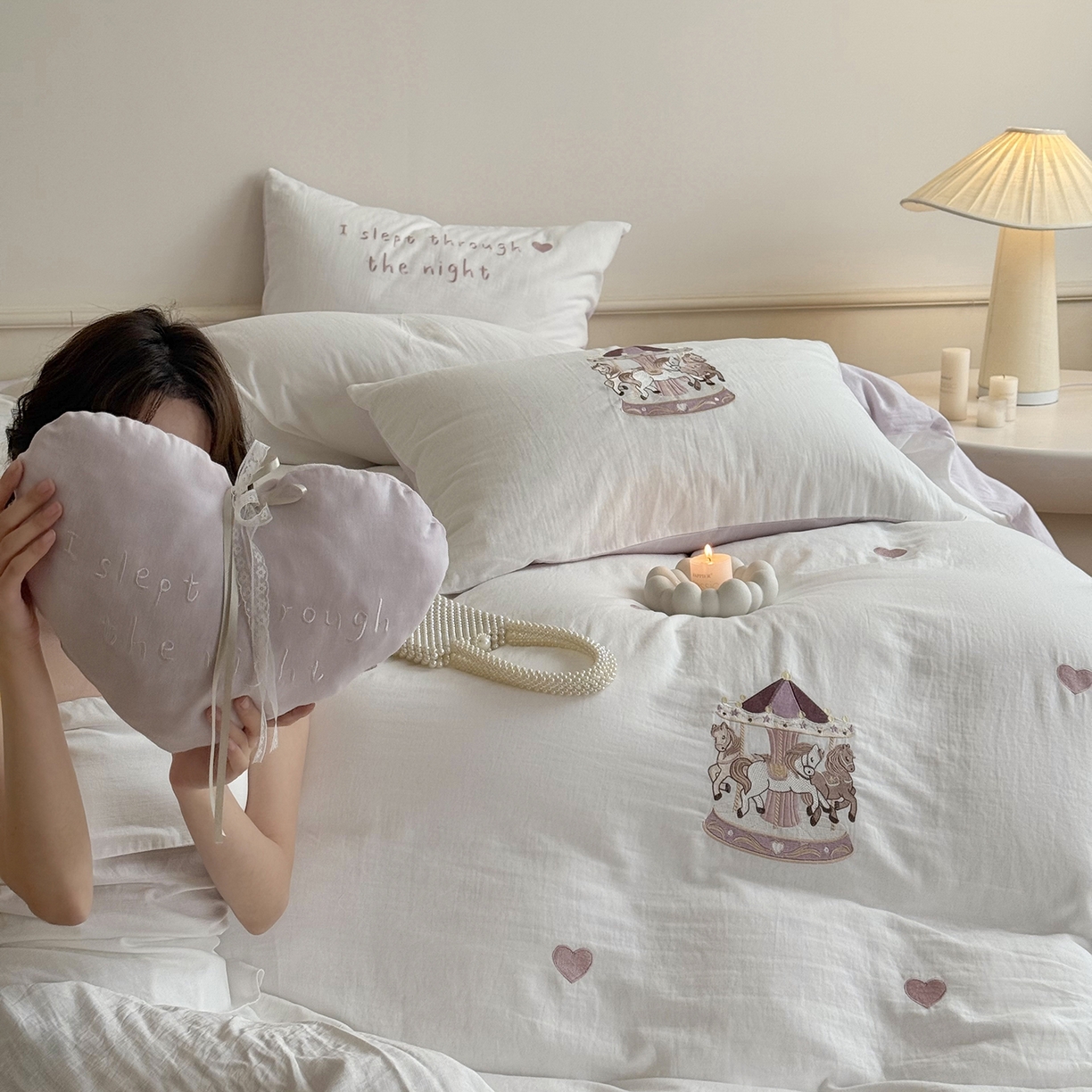 91家纺网 家纺一手货源 找家纺 鹿班家居 2025新款秋冬款全棉皱皱纱精密刺绣系列四件套-旋转木马（标准会员-20元） 紫色