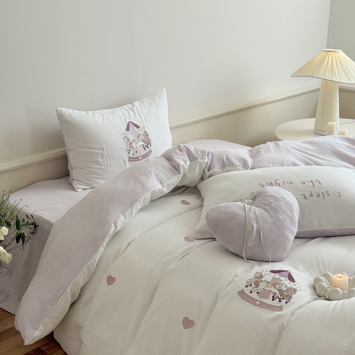 91家纺网 家纺一手货源 找家纺 鹿班家居 2025新款秋冬款全棉皱皱纱精密刺绣系列四件套-旋转木马（标准会员-20元） 紫色