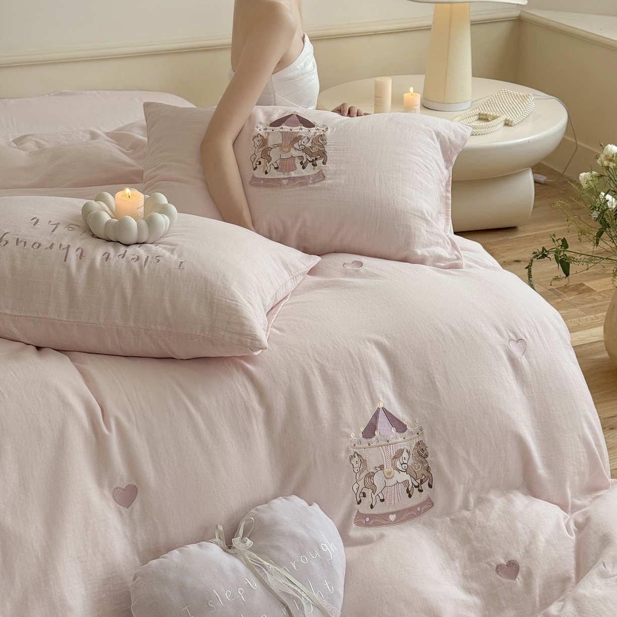 91家纺网 家纺一手货源 找家纺 鹿班家居 2025新款秋冬款全棉皱皱纱精密刺绣系列四件套-旋转木马（标准会员-20元） 粉色