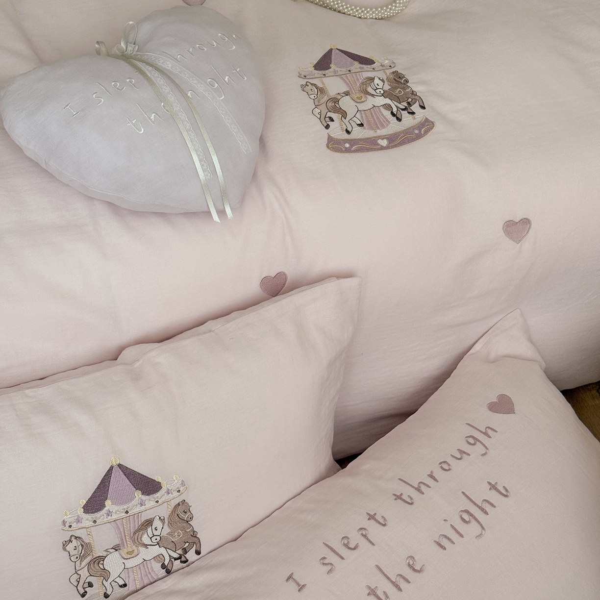 91家纺网 家纺一手货源 找家纺 （总）鹿班家居 2025新款秋冬款全棉皱皱纱精密刺绣系列四件套-旋转木马（标准会员-20元）