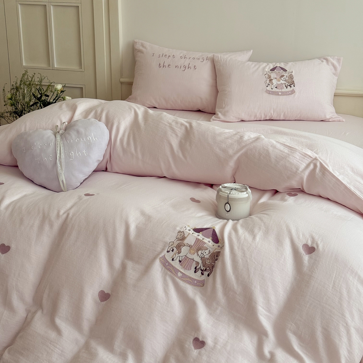 91家纺网 家纺一手货源 找家纺 鹿班家居 2025新款秋冬款全棉皱皱纱精密刺绣系列四件套-旋转木马（标准会员-20元） 粉色