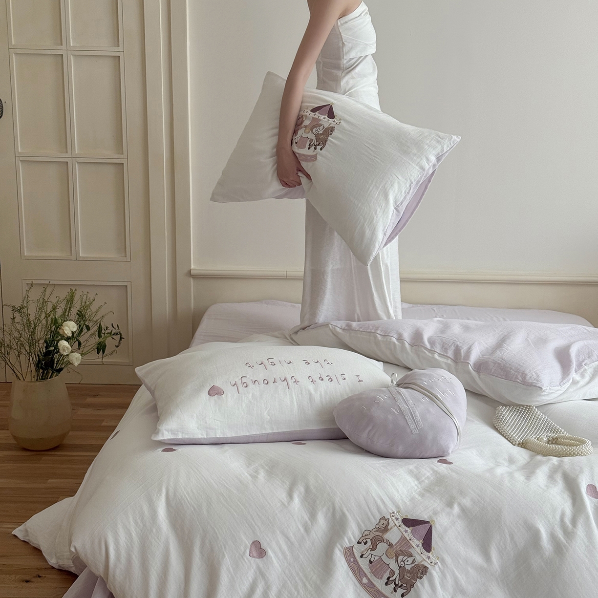 91家纺网 家纺一手货源 找家纺 鹿班家居 2025新款秋冬款全棉皱皱纱精密刺绣系列四件套-旋转木马（标准会员-20元） 紫色