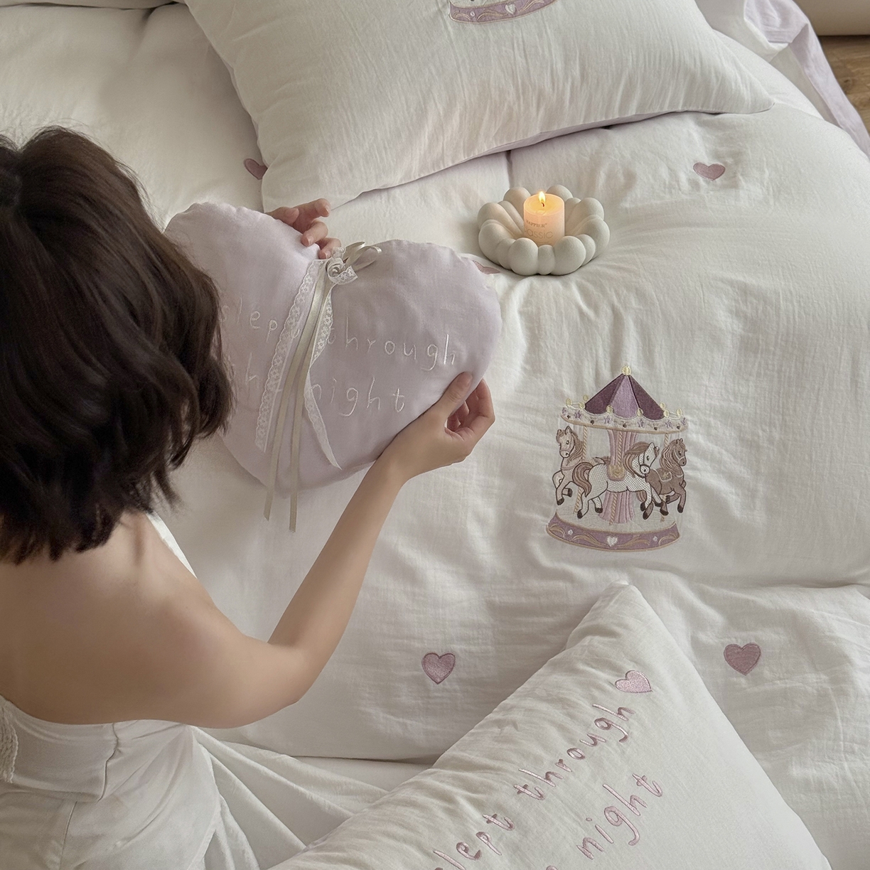 91家纺网 家纺一手货源 找家纺 鹿班家居 2025新款秋冬款全棉皱皱纱精密刺绣系列四件套-旋转木马（标准会员-20元） 紫色