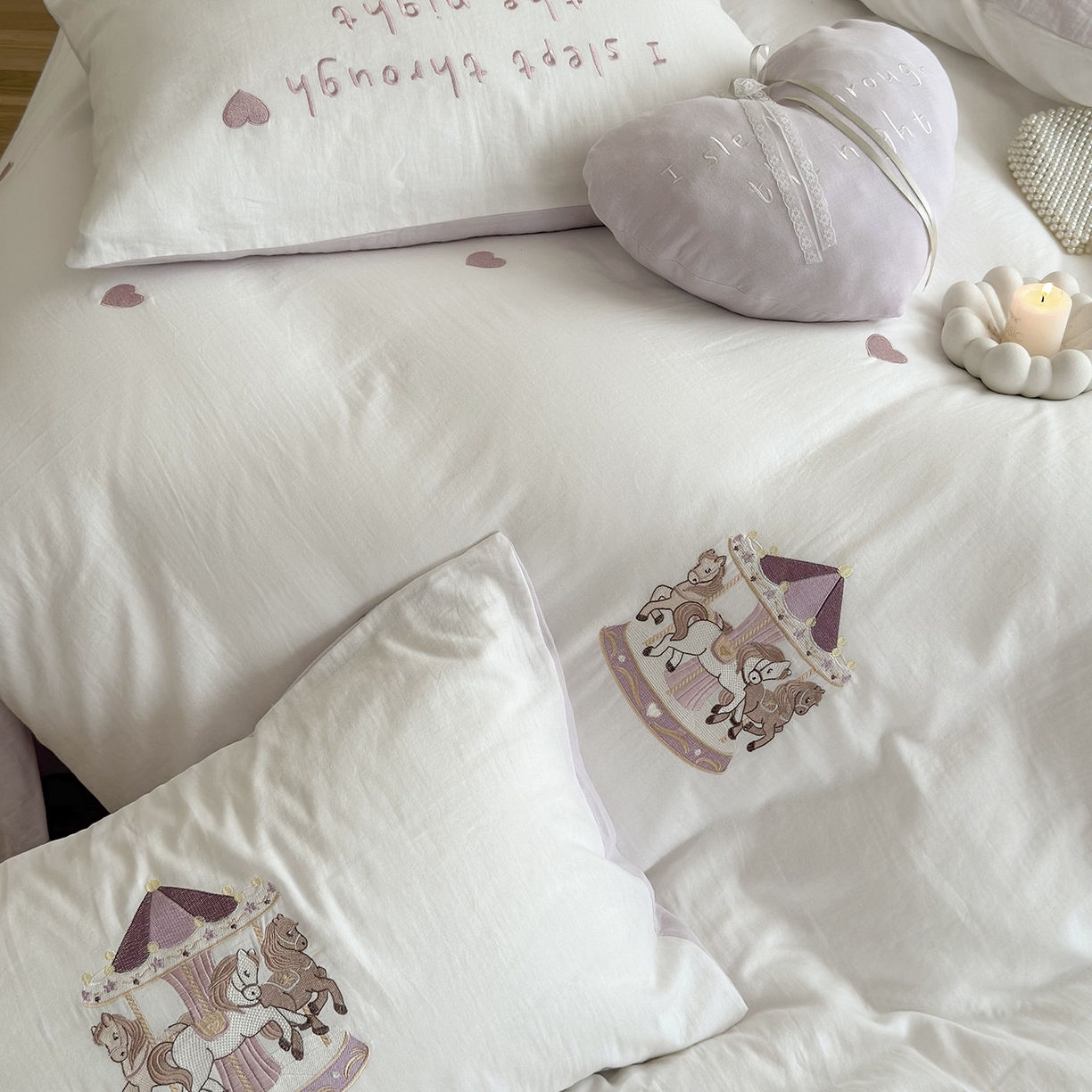 91家纺网 家纺一手货源 找家纺 鹿班家居 2025新款秋冬款全棉皱皱纱精密刺绣系列四件套-旋转木马（标准会员-20元） 紫色