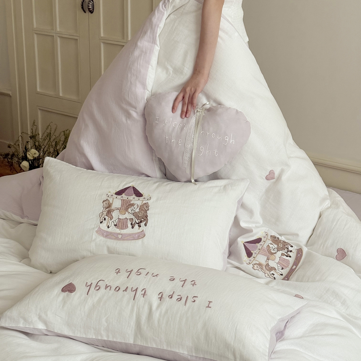 91家纺网 家纺一手货源 找家纺 鹿班家居 2025新款秋冬款全棉皱皱纱精密刺绣系列四件套-旋转木马（标准会员-20元） 紫色