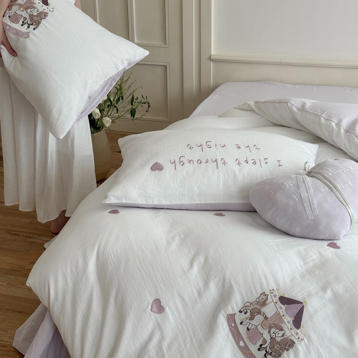 91家纺网 家纺一手货源 找家纺 鹿班家居 2025新款秋冬款全棉皱皱纱精密刺绣系列四件套-旋转木马（标准会员-20元） 紫色