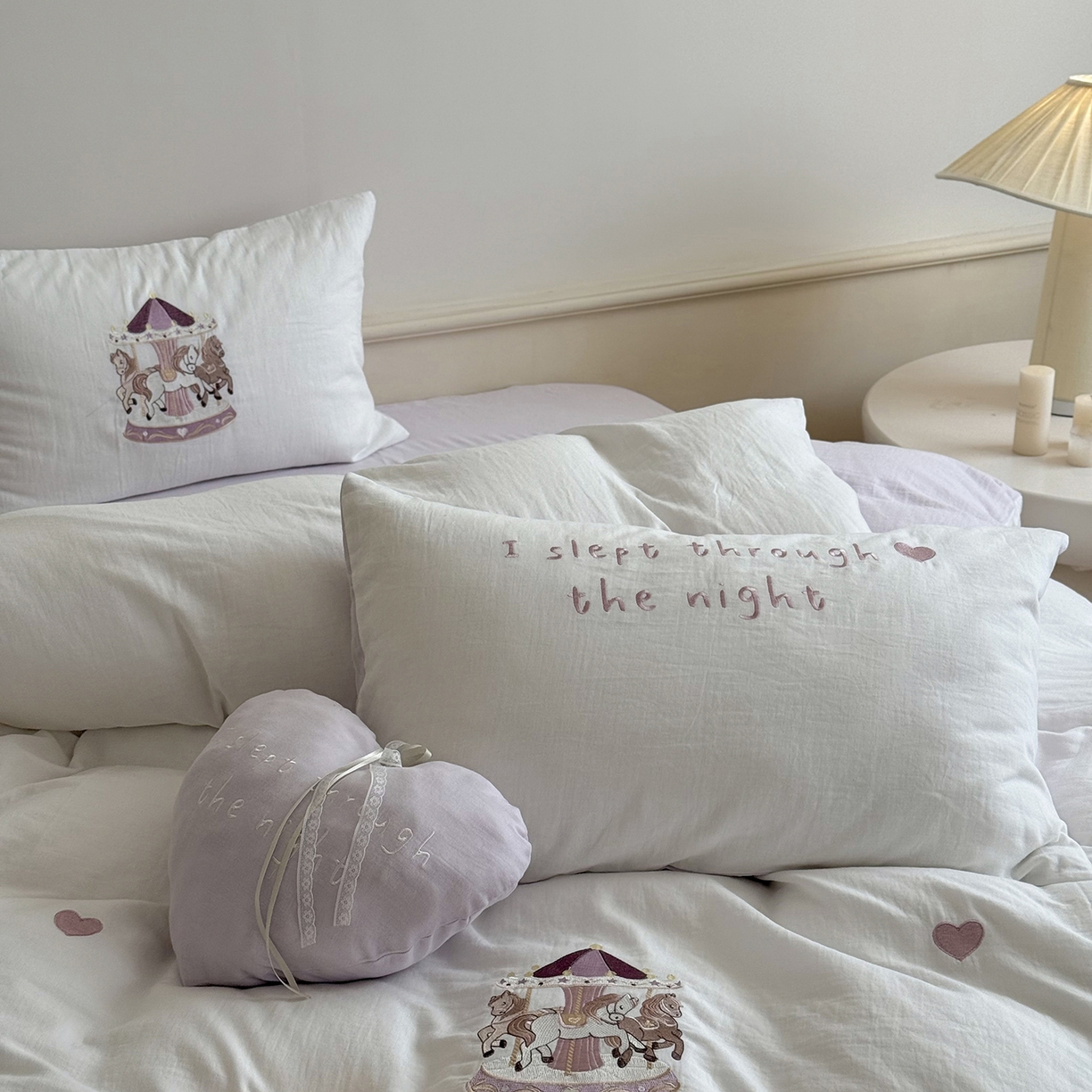 91家纺网 家纺一手货源 找家纺 鹿班家居 2025新款秋冬款全棉皱皱纱精密刺绣系列四件套-旋转木马（标准会员-20元） 紫色