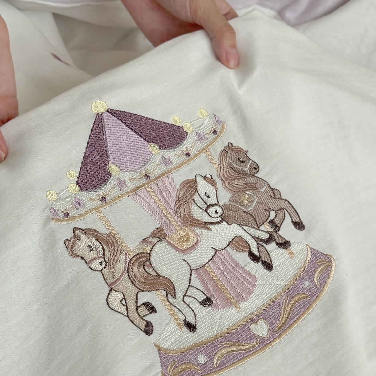 91家纺网 家纺一手货源 找家纺 鹿班家居 2025新款秋冬款全棉皱皱纱精密刺绣系列四件套-旋转木马（标准会员-20元） 紫色