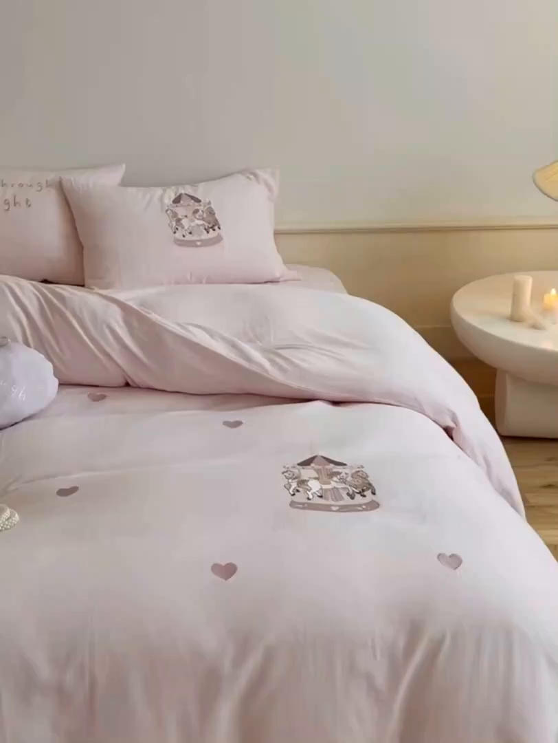 91家纺网 家纺一手货源 找家纺 鹿班家居 2025新款秋冬款全棉皱皱纱精密刺绣系列四件套-旋转木马（标准会员-20元） 粉色