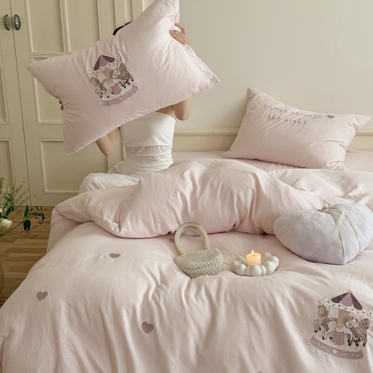 91家纺网 家纺一手货源 找家纺 （总）鹿班家居 2025新款秋冬款全棉皱皱纱精密刺绣系列四件套-旋转木马（标准会员-20元）