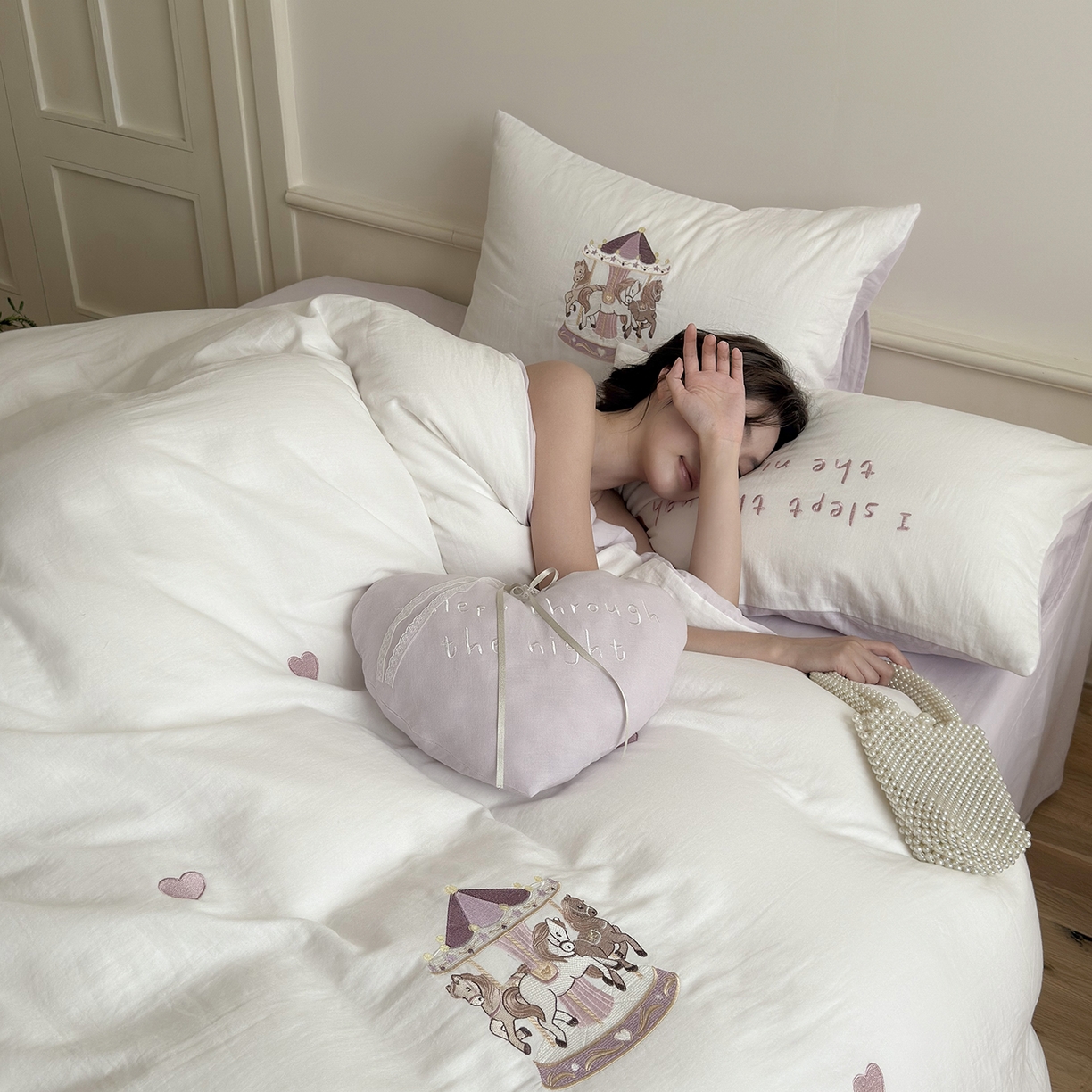 91家纺网 家纺一手货源 找家纺 鹿班家居 2025新款秋冬款全棉皱皱纱精密刺绣系列四件套-旋转木马（标准会员-20元） 紫色