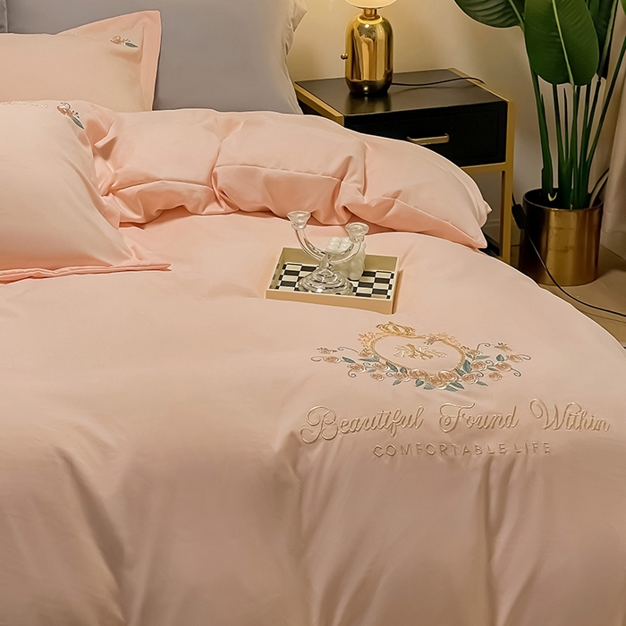 91家纺网 家纺一手货源 找家纺 青泽家纺 2025新款水洗棉绣花磨毛四件套碳素磨毛床单款床笠款套件 田梦-玉色