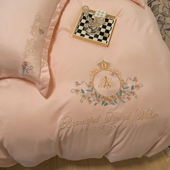 91家纺网 家纺一手货源 找家纺 青泽家纺 2025新款水洗棉绣花磨毛四件套碳素磨毛床单款床笠款套件 田梦-玉色