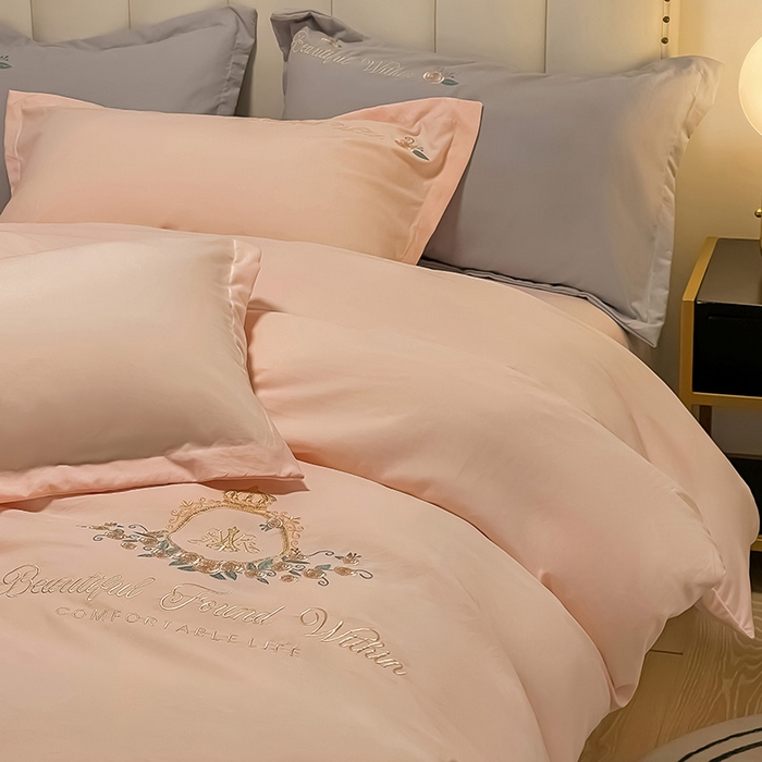 91家纺网 家纺一手货源 找家纺 青泽家纺 2025新款水洗棉绣花磨毛四件套碳素磨毛床单款床笠款套件 田梦-玉色