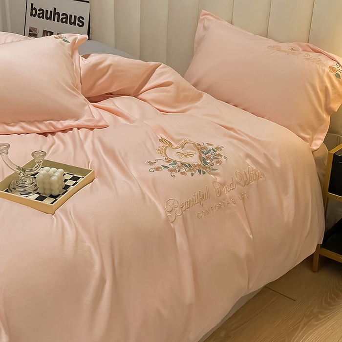 91家纺网 家纺一手货源 找家纺 青泽家纺 2025新款水洗棉绣花磨毛四件套碳素磨毛床单款床笠款套件 田梦-玉色