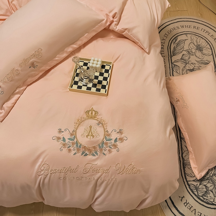 91家纺网 家纺一手货源 找家纺 青泽家纺 2025新款水洗棉绣花磨毛四件套碳素磨毛床单款床笠款套件 田梦-玉色