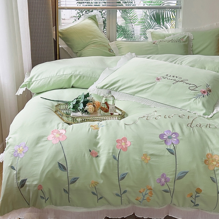 91家纺网 家纺一手货源 找家纺 青泽家纺 2025新款母婴级ins风韩版绣花荷叶边水洗棉磨毛四件套 缤纷花园绿