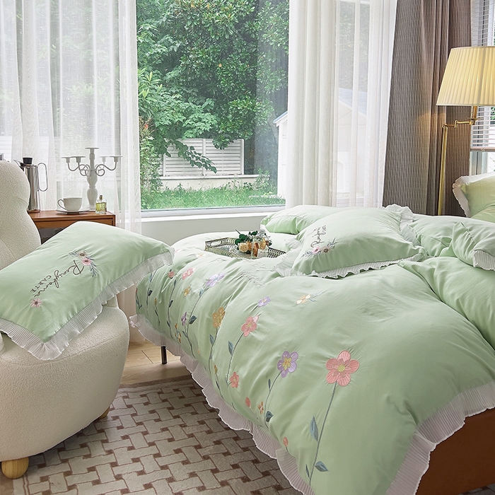 91家纺网 家纺一手货源 找家纺 青泽家纺 2025新款母婴级ins风韩版绣花荷叶边水洗棉磨毛四件套 缤纷花园绿